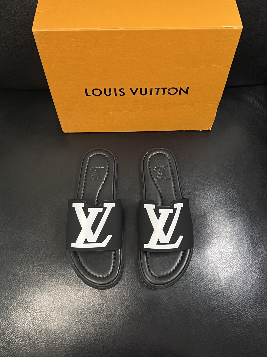 LV A貨 男款拖鞋 黑白LOGO設計 休閒百搭款| 13 LV A貨 男款拖鞋 黑白LOGO設計 休閒百搭款