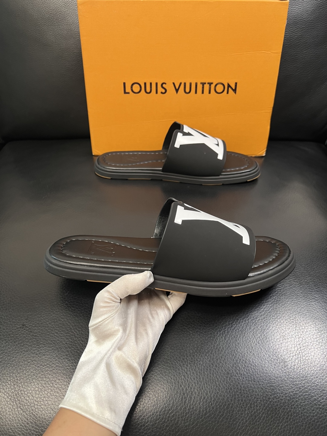 LV A貨 男款拖鞋 黑白LOGO設計 休閒百搭款| 12 LV A貨 男款拖鞋 黑白LOGO設計 休閒百搭款