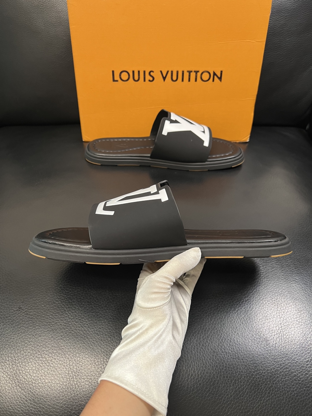 LV A貨 男款拖鞋 黑白LOGO設計 休閒百搭款| 11 LV A貨 男款拖鞋 黑白LOGO設計 休閒百搭款