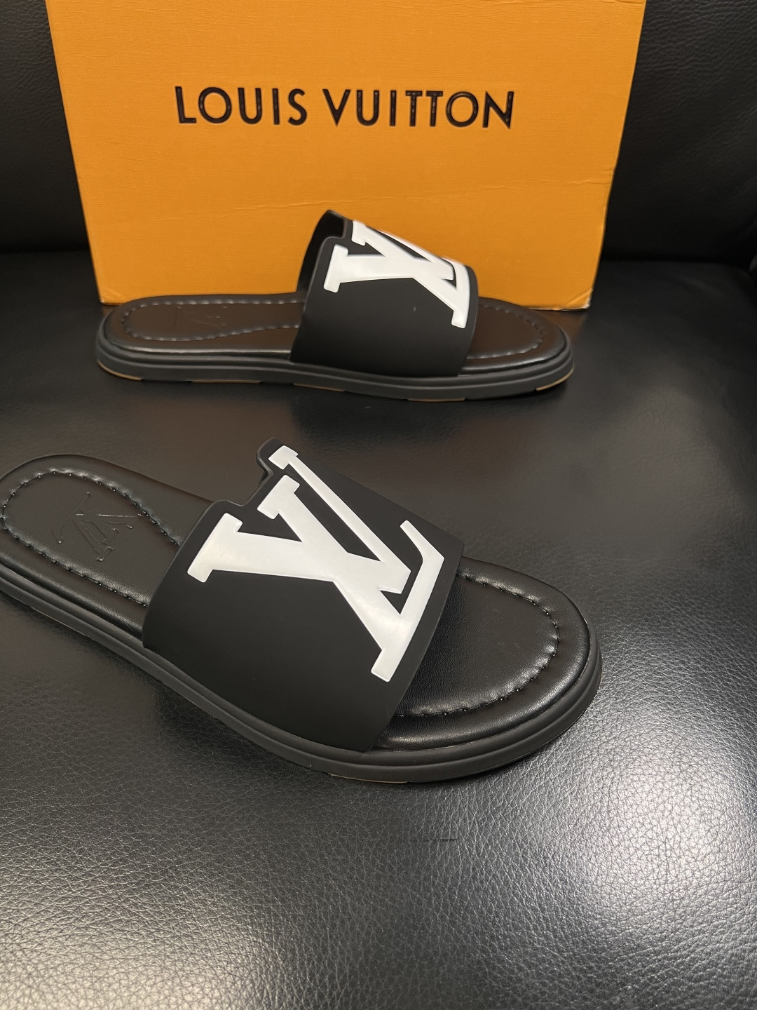 LV A貨 男款拖鞋 黑白LOGO設計 休閒百搭款| 10 LV A貨 男款拖鞋 黑白LOGO設計 休閒百搭款