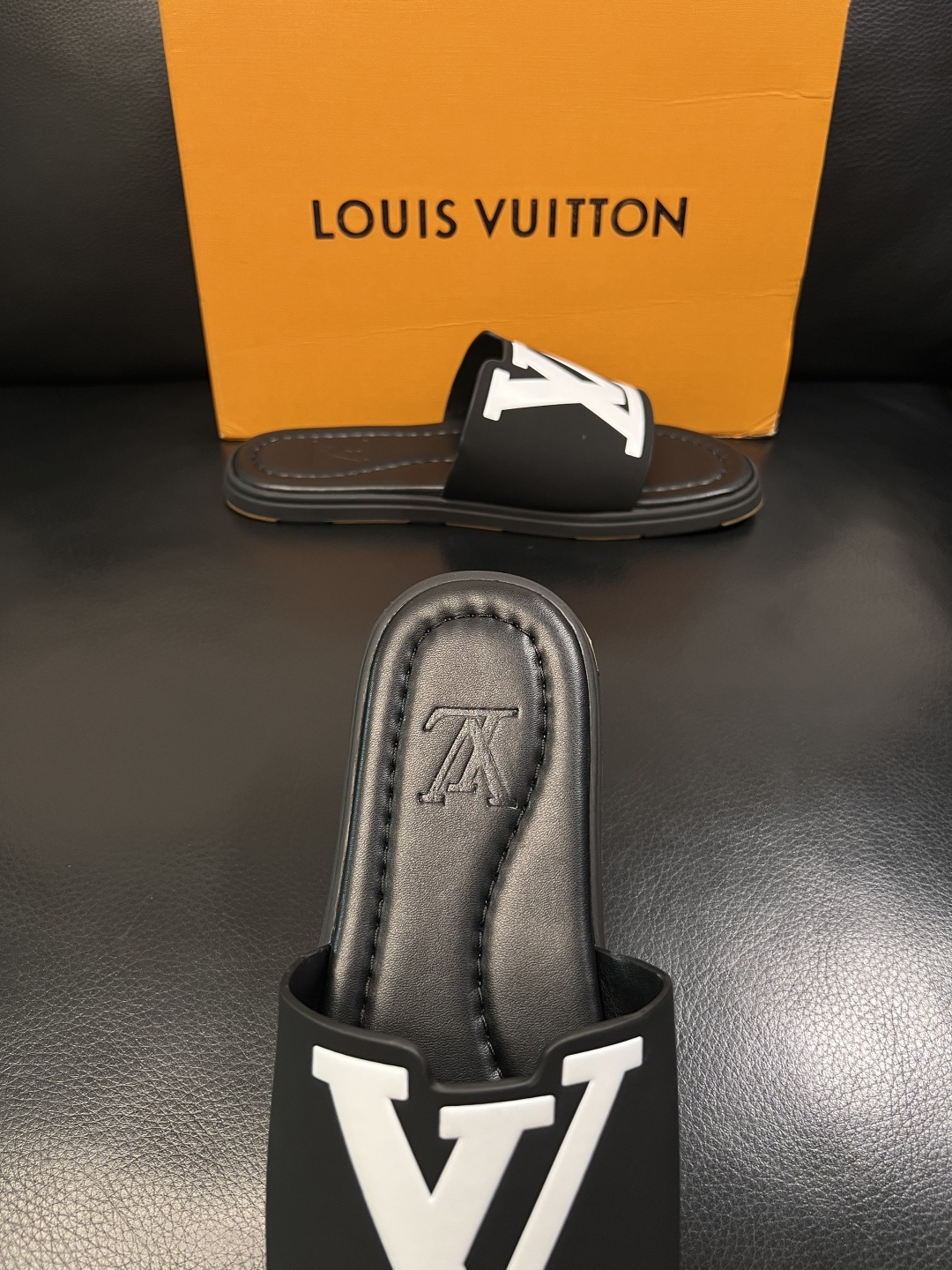 LV A貨 男款拖鞋 黑白LOGO設計 休閒百搭款| 9 LV A貨 男款拖鞋 黑白LOGO設計 休閒百搭款
