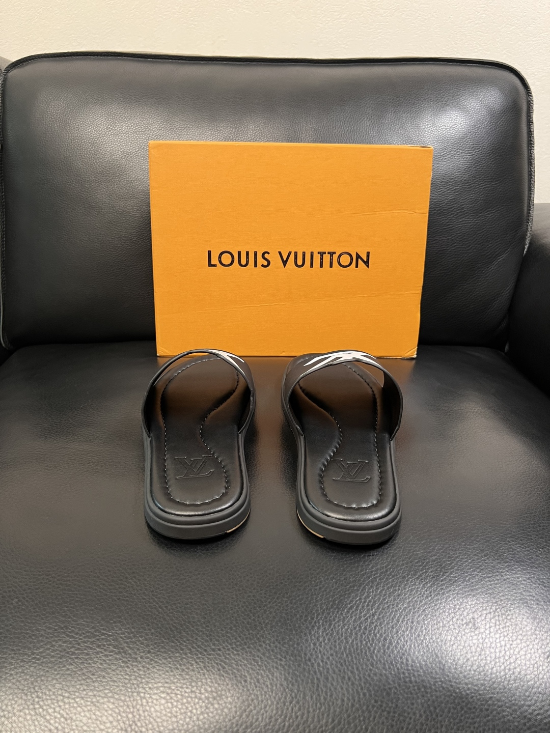LV A貨 男款拖鞋 黑白LOGO設計 休閒百搭款| 8 LV A貨 男款拖鞋 黑白LOGO設計 休閒百搭款