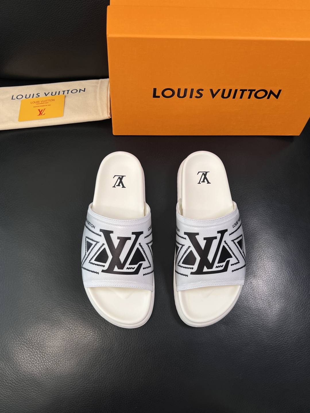 LV 高仿 男款拖鞋 白色織紋設計 輕量舒適款| 13 LV 高仿 男款拖鞋 白色織紋設計 輕量舒適款