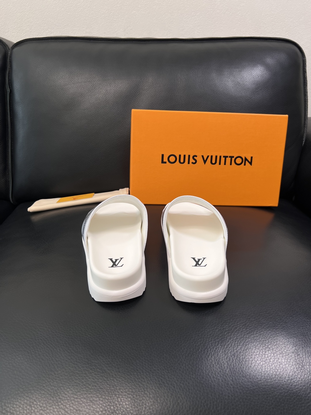 LV 高仿 男款拖鞋 白色織紋設計 輕量舒適款| 8 LV 高仿 男款拖鞋 白色織紋設計 輕量舒適款