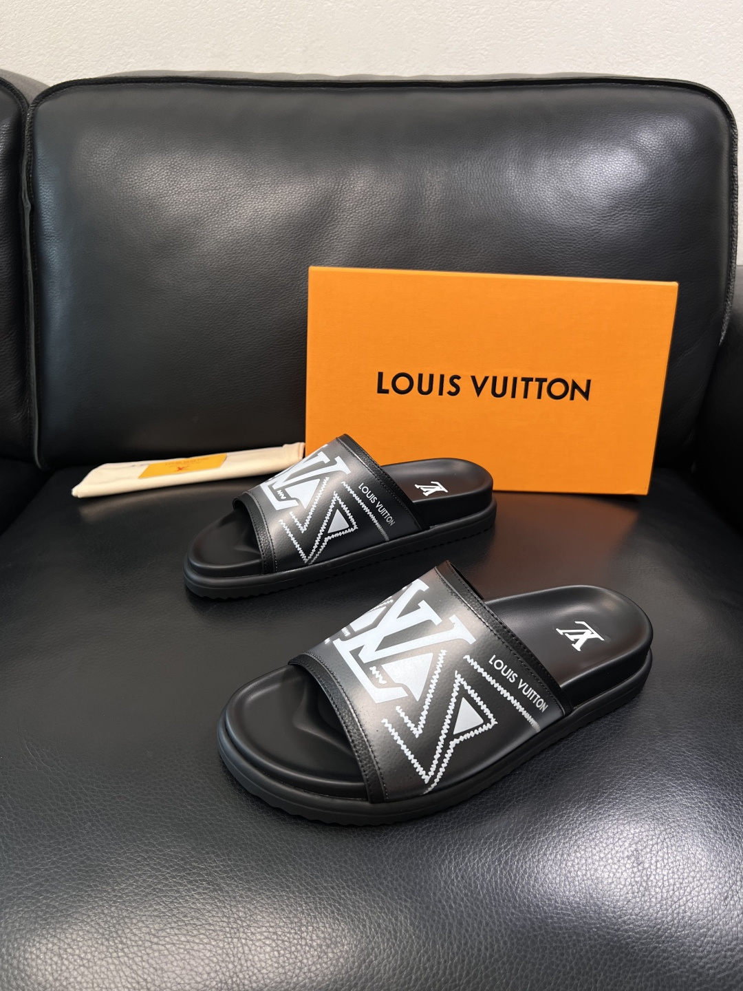 LV 一比一 男款拖鞋 黑灰漸層LOGO設計 潮流休閒款| 13 LV 一比一 男款拖鞋 黑灰漸層LOGO設計 潮流休閒款