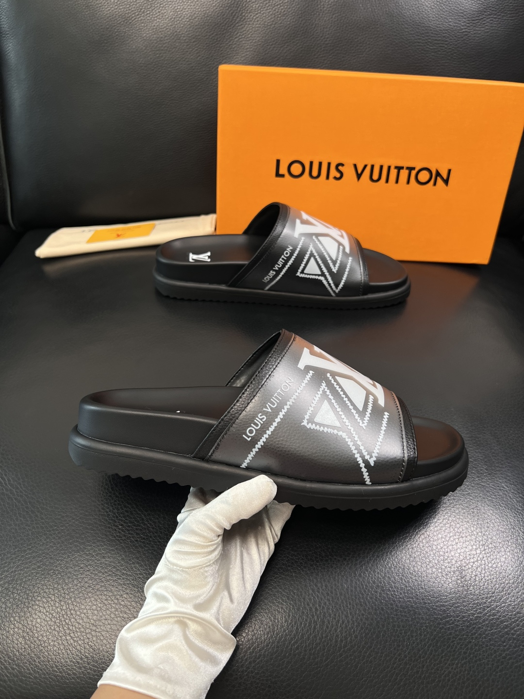 LV 一比一 男款拖鞋 黑灰漸層LOGO設計 潮流休閒款| 12 LV 一比一 男款拖鞋 黑灰漸層LOGO設計 潮流休閒款