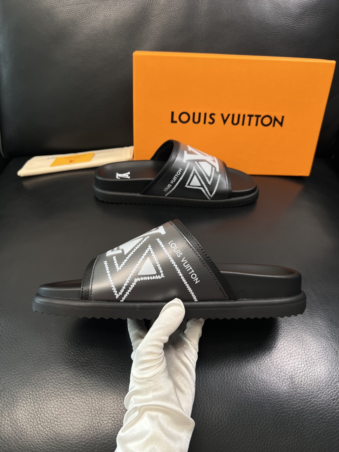 LV 一比一 男款拖鞋 黑灰漸層LOGO設計 潮流休閒款| 11 LV 一比一 男款拖鞋 黑灰漸層LOGO設計 潮流休閒款