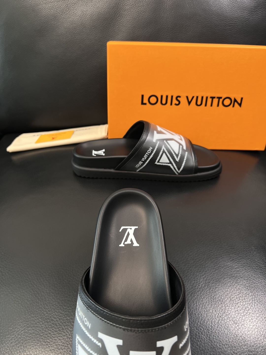 LV 一比一 男款拖鞋 黑灰漸層LOGO設計 潮流休閒款| 9 LV 一比一 男款拖鞋 黑灰漸層LOGO設計 潮流休閒款