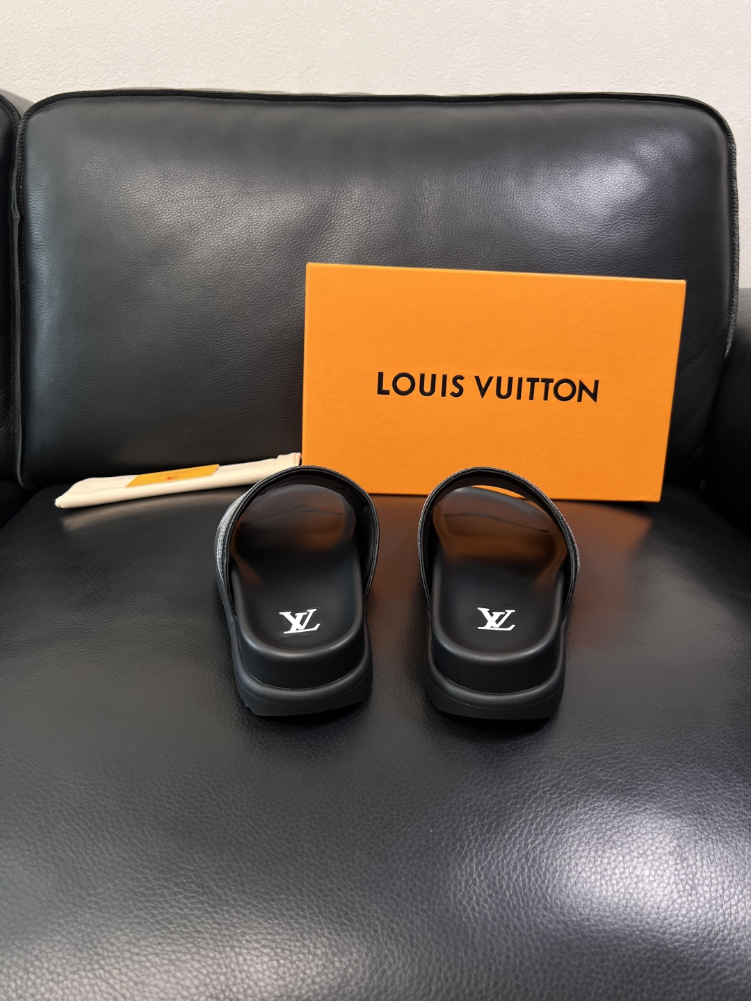 LV 一比一 男款拖鞋 黑灰漸層LOGO設計 潮流休閒款| 8 LV 一比一 男款拖鞋 黑灰漸層LOGO設計 潮流休閒款