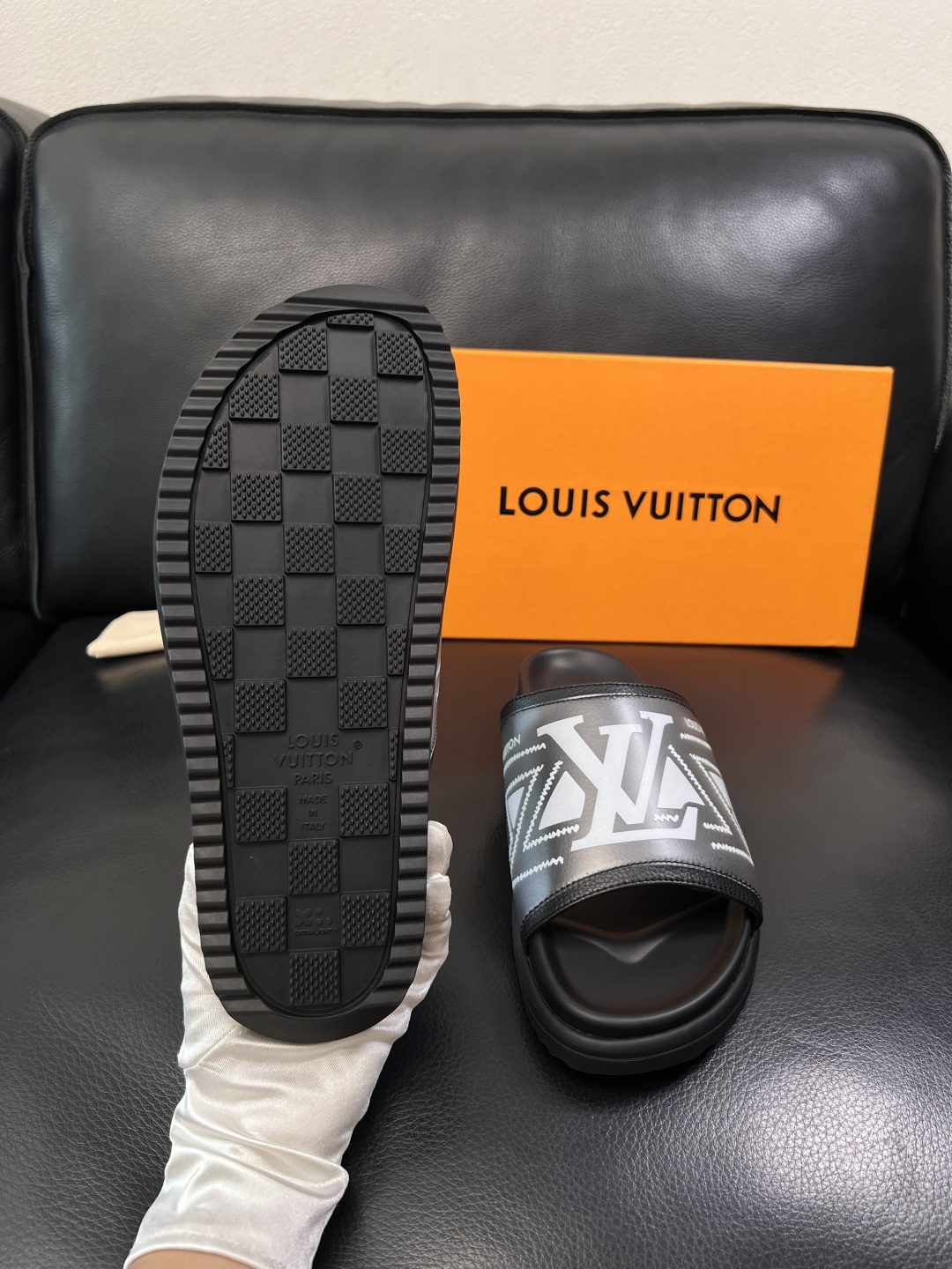 LV 一比一 男款拖鞋 黑灰漸層LOGO設計 潮流休閒款| 7 LV 一比一 男款拖鞋 黑灰漸層LOGO設計 潮流休閒款