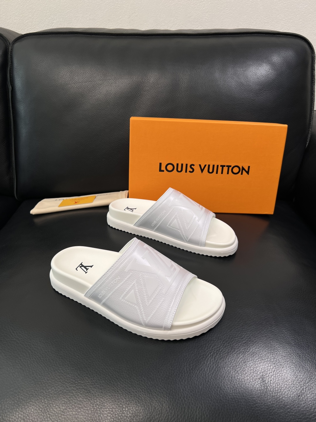 LV 高仿 男款拖鞋 全白壓紋LOGO設計 清爽百搭款