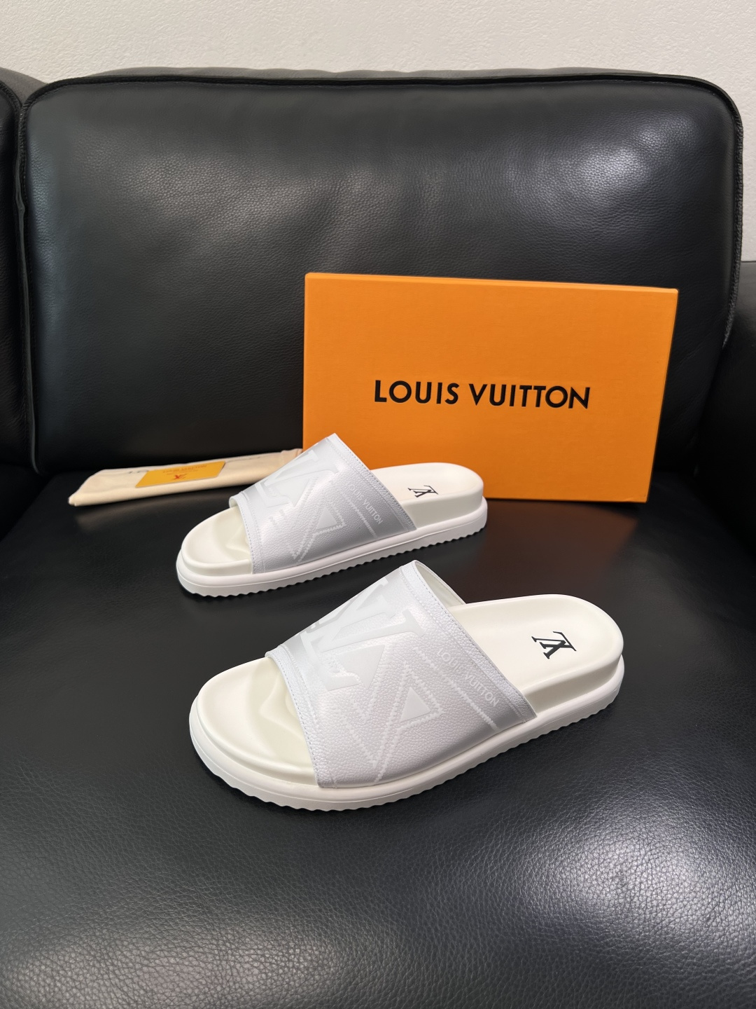 LV 高仿 男款拖鞋 全白壓紋LOGO設計 清爽百搭款| 14 LV 高仿 男款拖鞋 全白壓紋LOGO設計 清爽百搭款