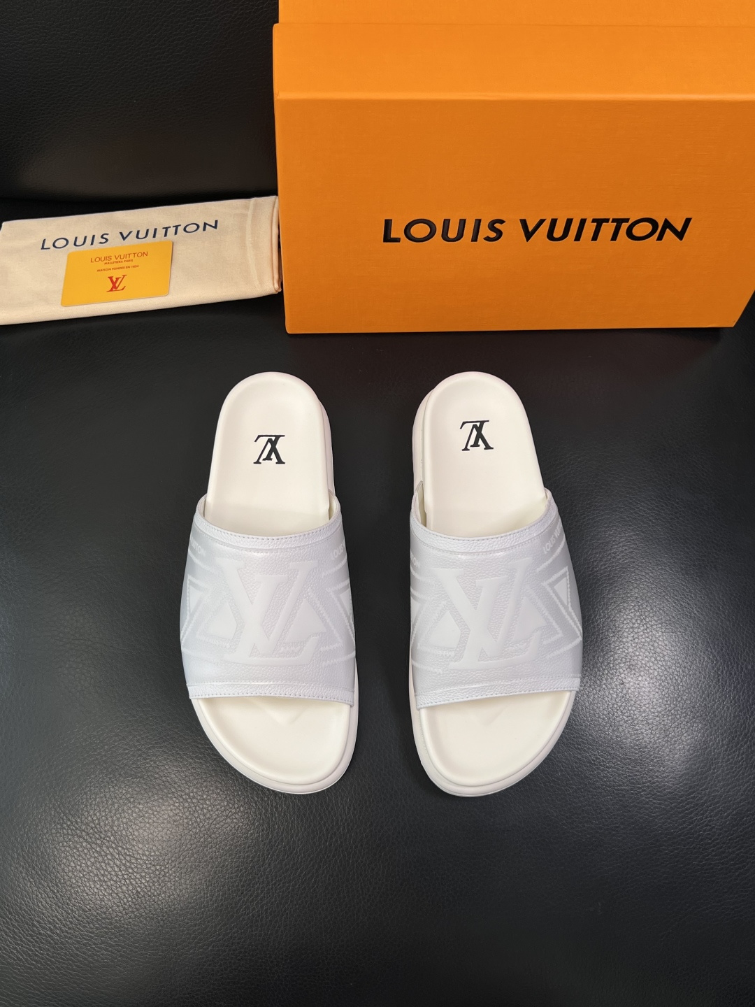 LV 高仿 男款拖鞋 全白壓紋LOGO設計 清爽百搭款| 13 LV 高仿 男款拖鞋 全白壓紋LOGO設計 清爽百搭款