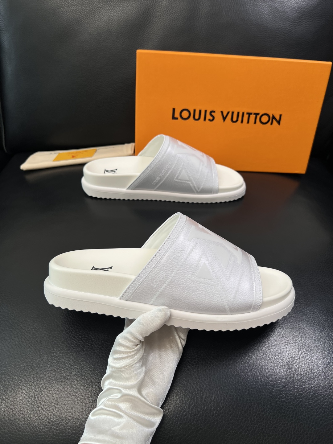 LV 高仿 男款拖鞋 全白壓紋LOGO設計 清爽百搭款| 12 LV 高仿 男款拖鞋 全白壓紋LOGO設計 清爽百搭款