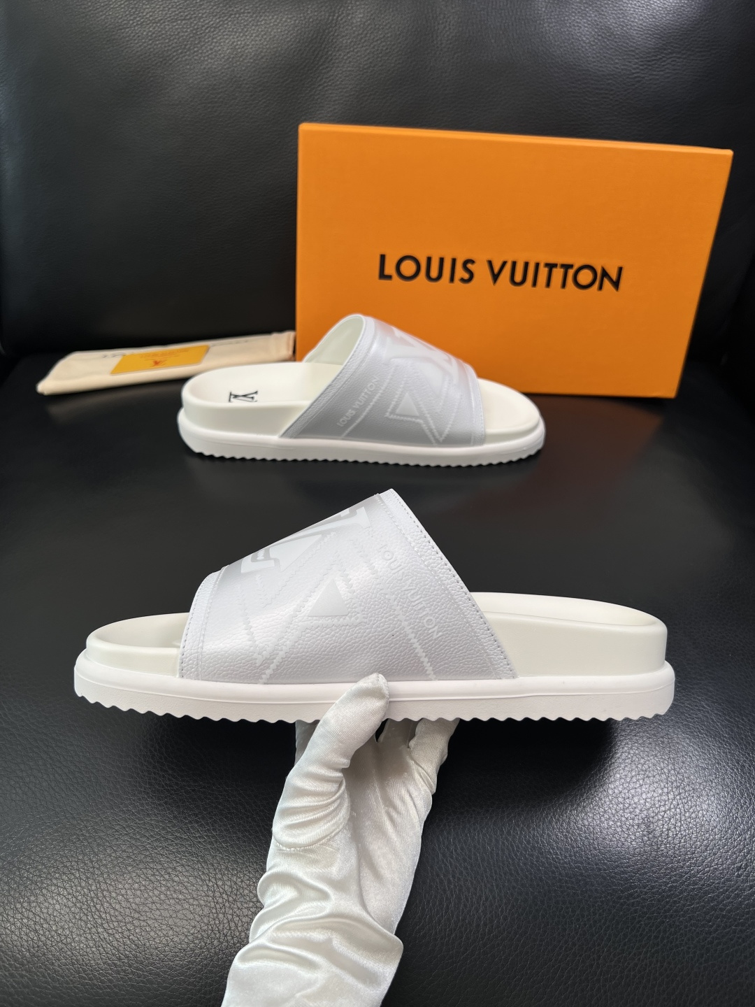 LV 高仿 男款拖鞋 全白壓紋LOGO設計 清爽百搭款| 11 LV 高仿 男款拖鞋 全白壓紋LOGO設計 清爽百搭款