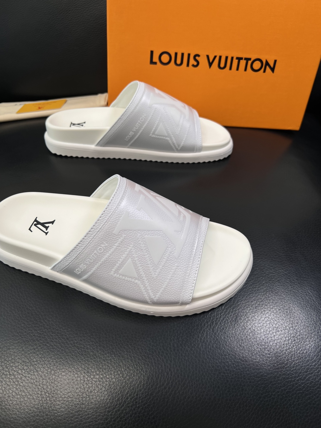 LV 高仿 男款拖鞋 全白壓紋LOGO設計 清爽百搭款| 10 LV 高仿 男款拖鞋 全白壓紋LOGO設計 清爽百搭款