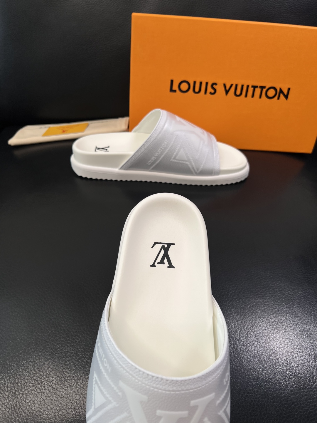 LV 高仿 男款拖鞋 全白壓紋LOGO設計 清爽百搭款| 9 LV 高仿 男款拖鞋 全白壓紋LOGO設計 清爽百搭款