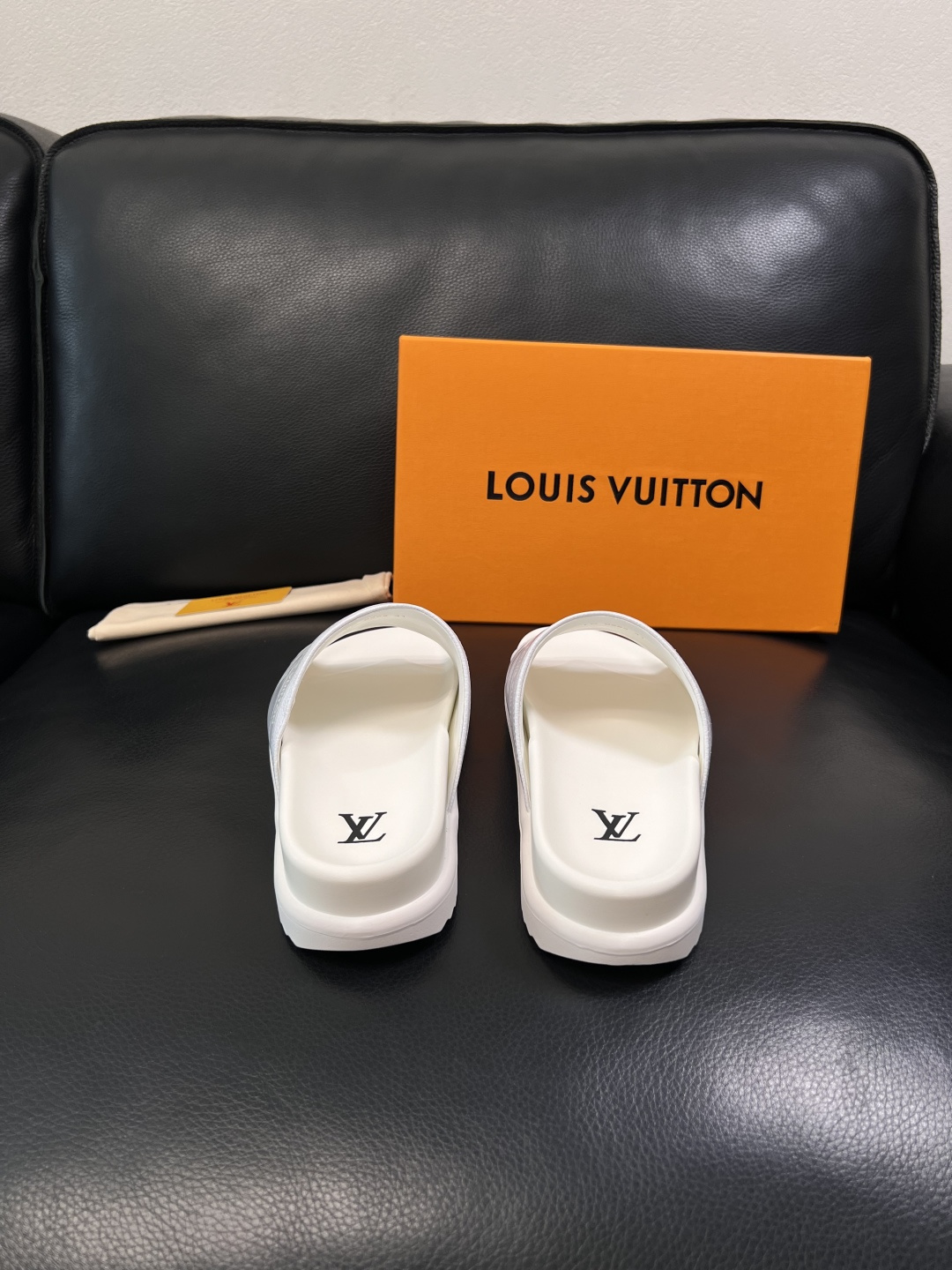 LV 高仿 男款拖鞋 全白壓紋LOGO設計 清爽百搭款| 8 LV 高仿 男款拖鞋 全白壓紋LOGO設計 清爽百搭款