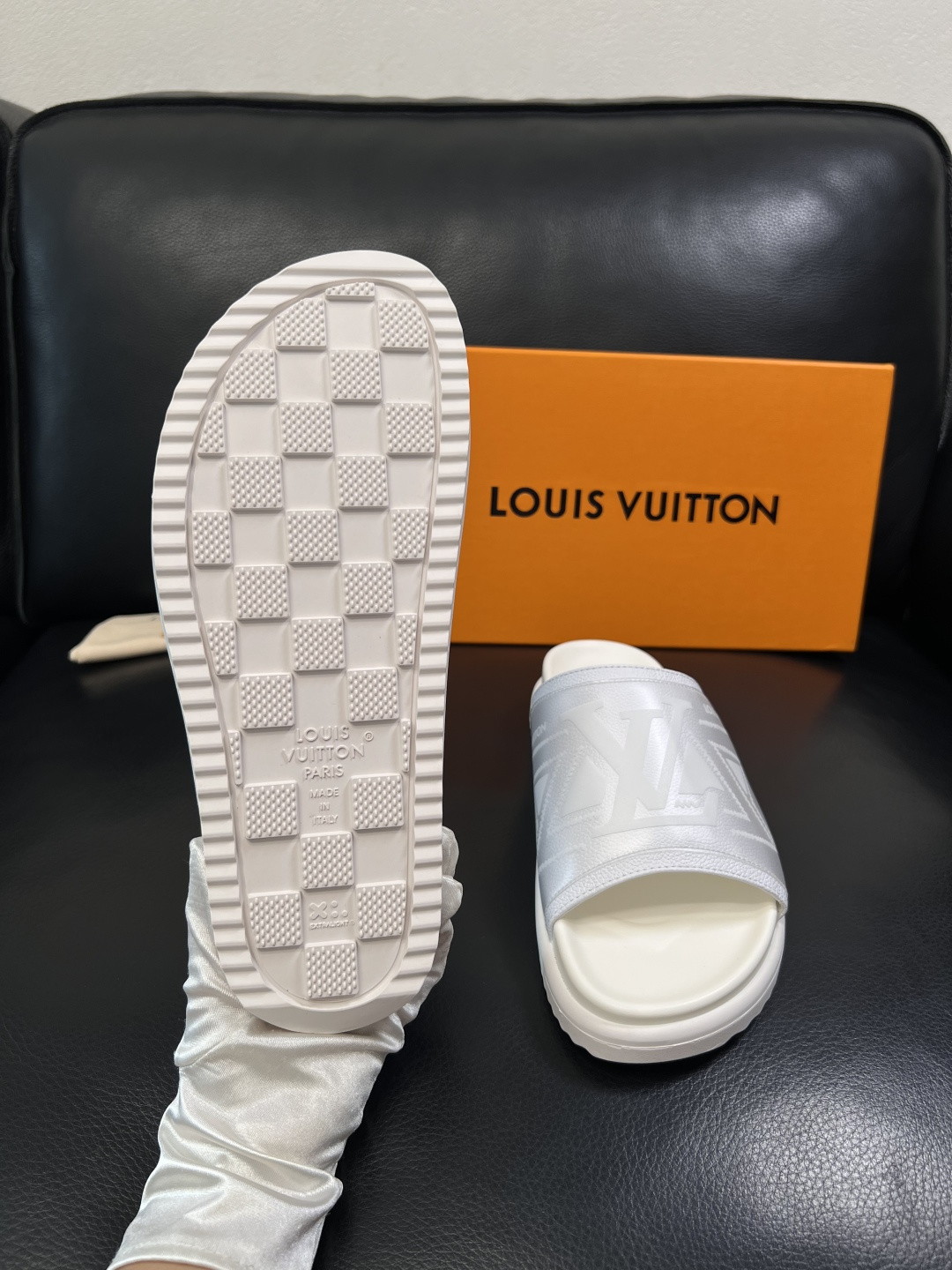 LV 高仿 男款拖鞋 全白壓紋LOGO設計 清爽百搭款| 7 LV 高仿 男款拖鞋 全白壓紋LOGO設計 清爽百搭款