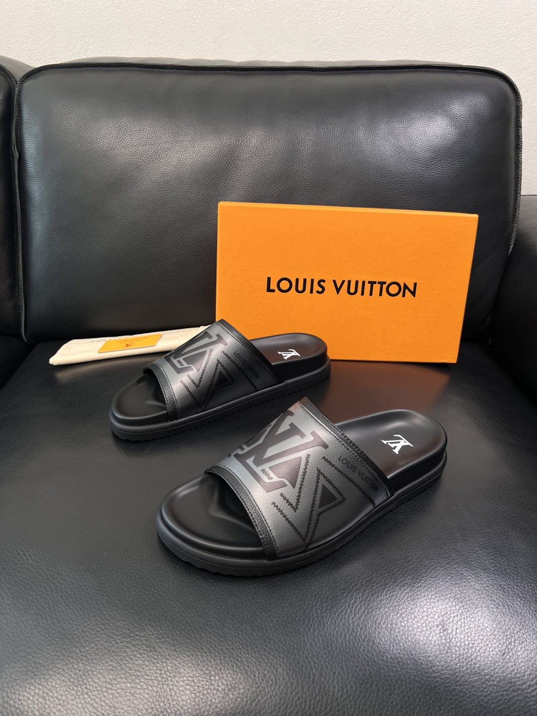 LV 原單 男款拖鞋 黑紫漸層LOGO設計 個性潮流款| 14 LV 原單 男款拖鞋 黑紫漸層LOGO設計 個性潮流款