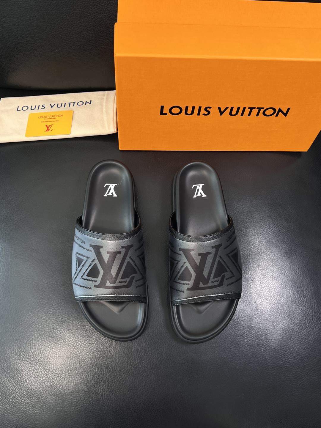 LV 原單 男款拖鞋 黑紫漸層LOGO設計 個性潮流款| 13 LV 原單 男款拖鞋 黑紫漸層LOGO設計 個性潮流款