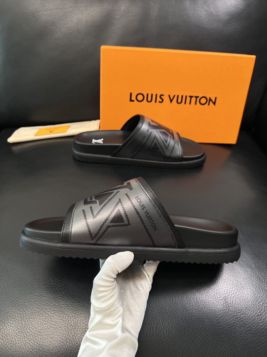 LV 原單 男款拖鞋 黑紫漸層LOGO設計 個性潮流款| 11 LV 原單 男款拖鞋 黑紫漸層LOGO設計 個性潮流款