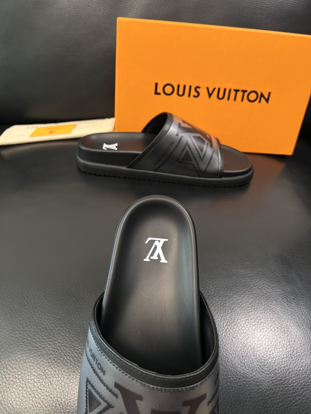 LV 原單 男款拖鞋 黑紫漸層LOGO設計 個性潮流款| 9 LV 原單 男款拖鞋 黑紫漸層LOGO設計 個性潮流款