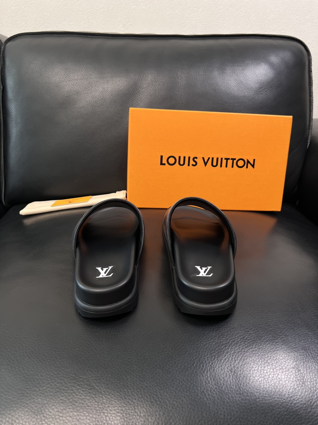 LV 原單 男款拖鞋 黑紫漸層LOGO設計 個性潮流款| 8 LV 原單 男款拖鞋 黑紫漸層LOGO設計 個性潮流款