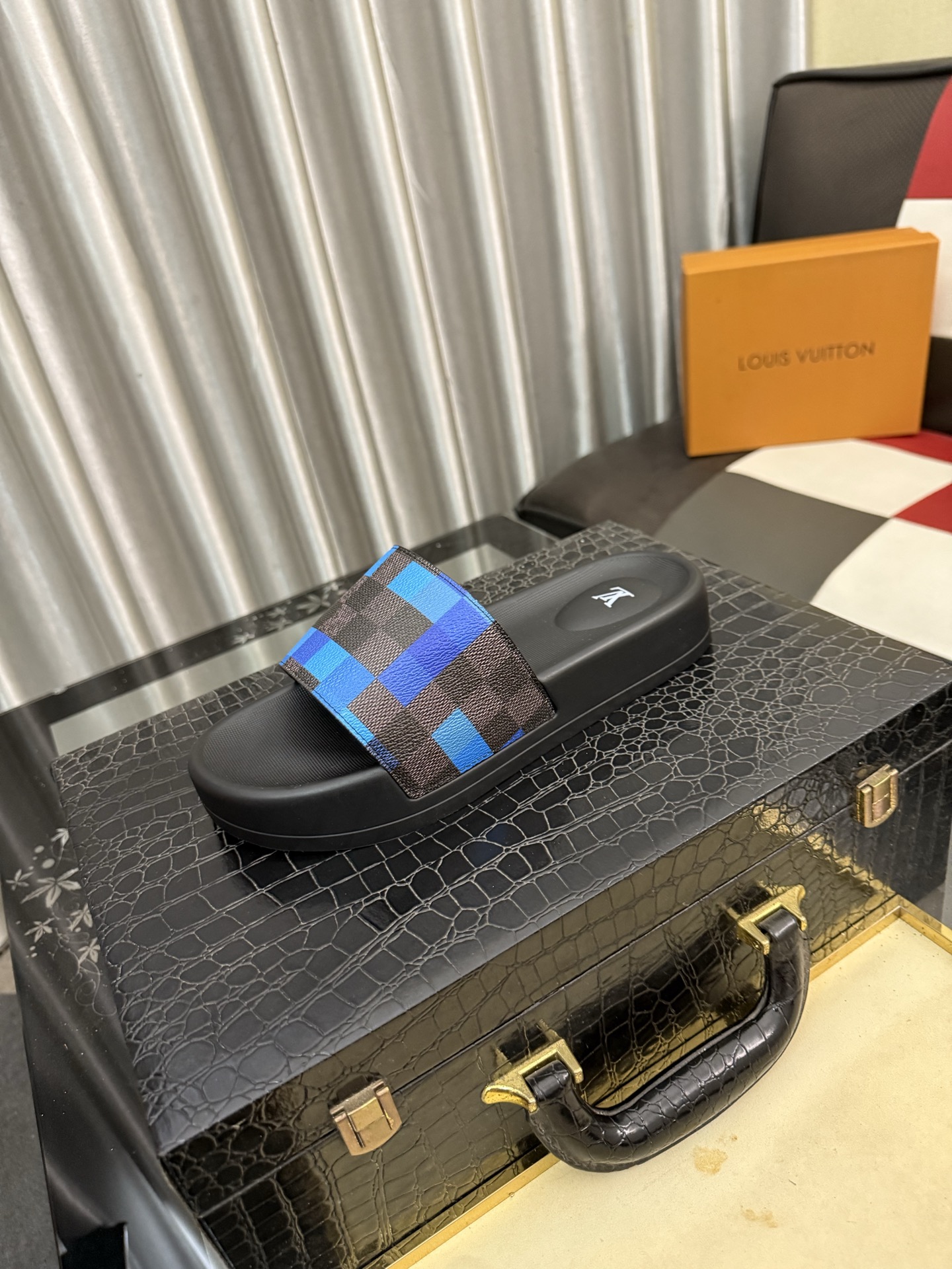 LV A貨 男款拖鞋 藍格拼接設計 時尚休閒款| 6 LV A貨 男款拖鞋 藍格拼接設計 時尚休閒款