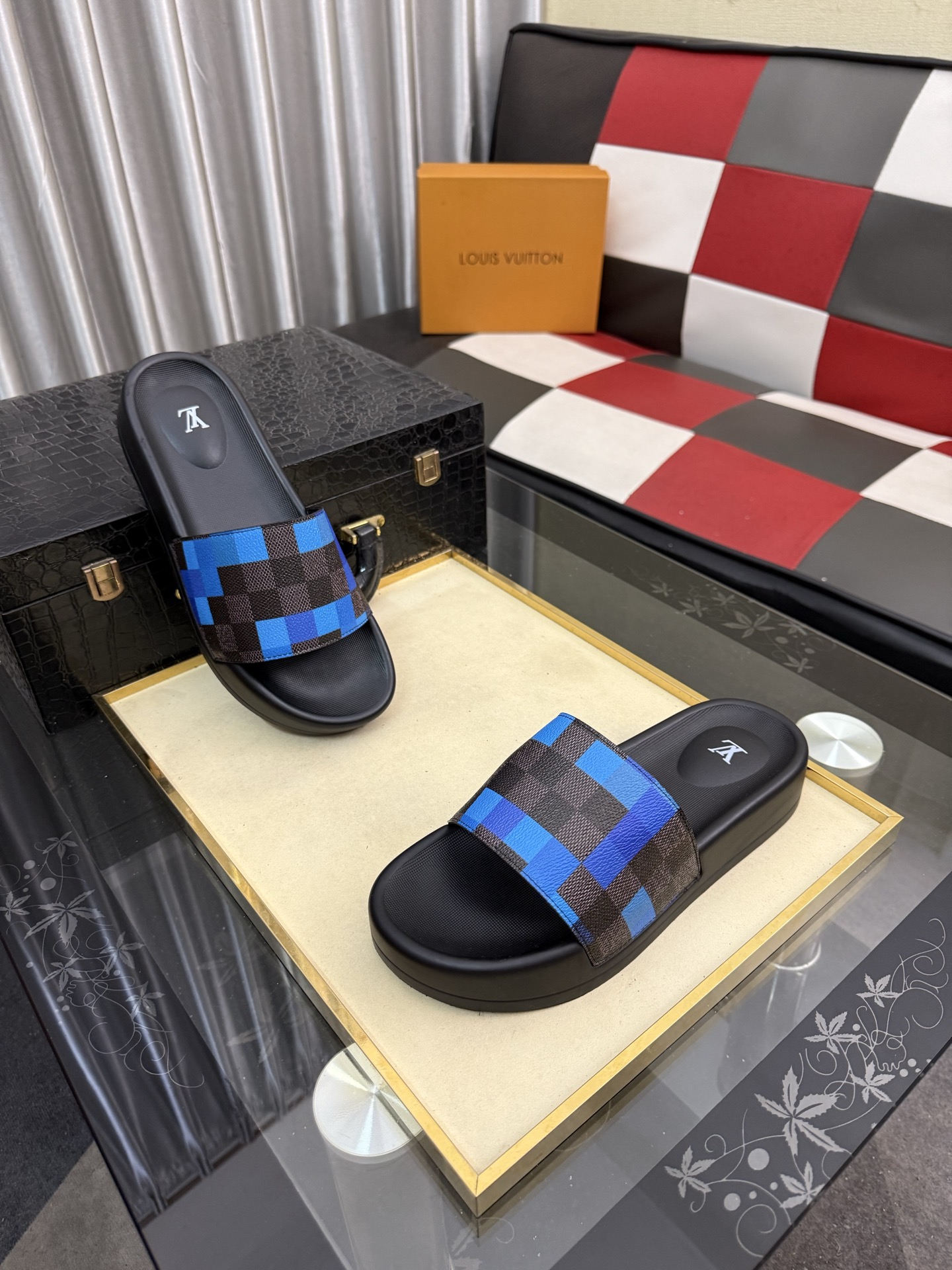 LV A貨 男款拖鞋 藍格拼接設計 時尚休閒款| 13 LV A貨 男款拖鞋 藍格拼接設計 時尚休閒款