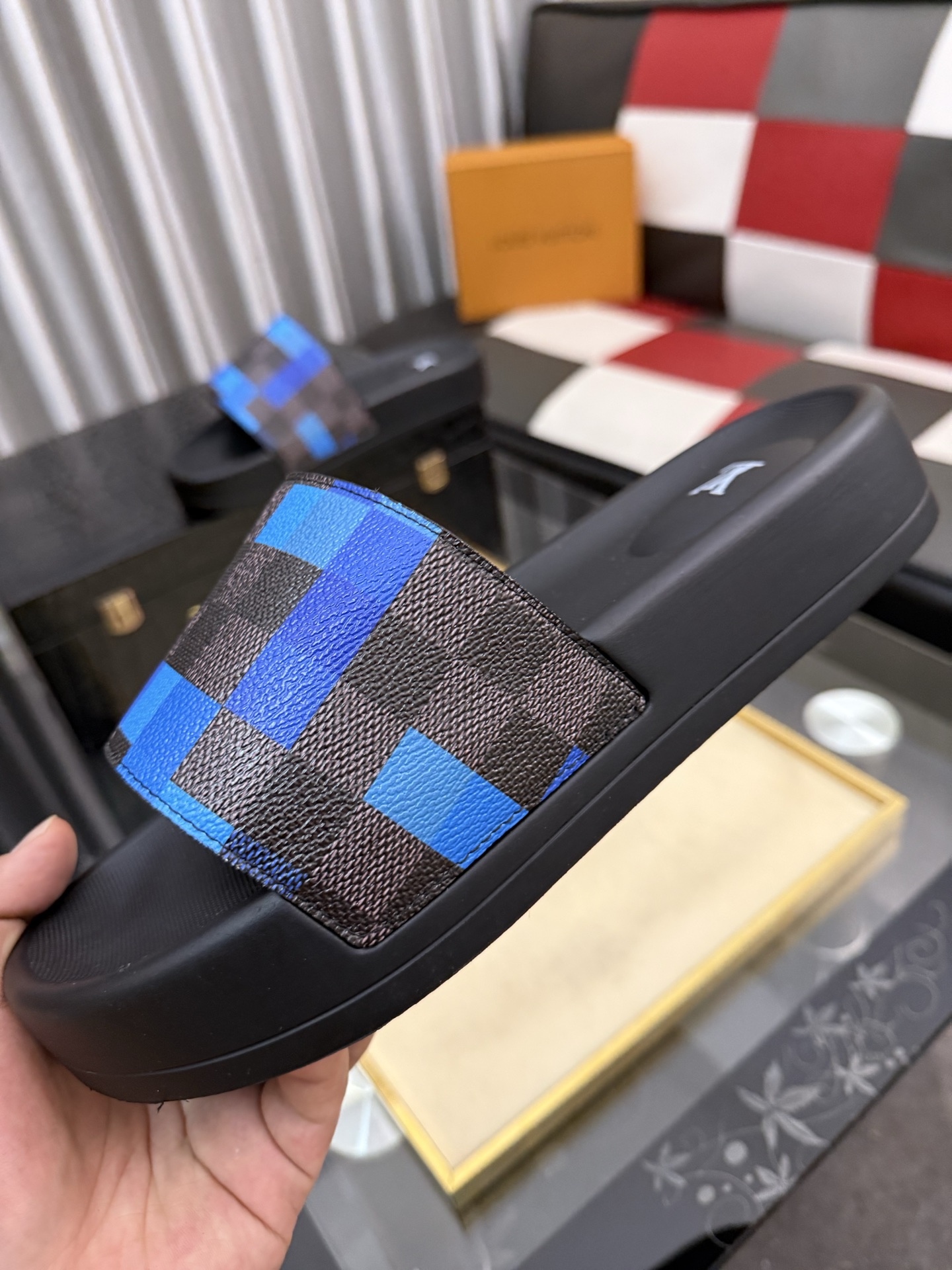 LV A貨 男款拖鞋 藍格拼接設計 時尚休閒款| 9 LV A貨 男款拖鞋 藍格拼接設計 時尚休閒款