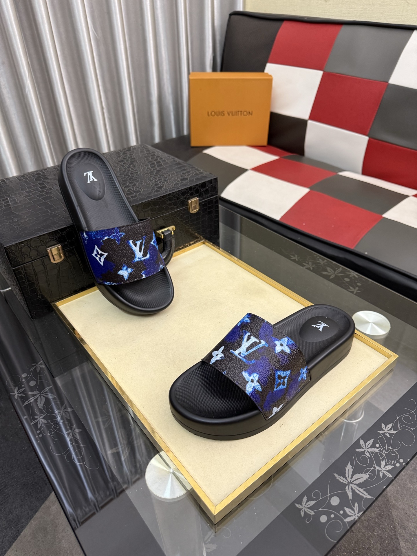 LV 高仿 男款拖鞋 藍色潑墨老花設計 潮流休閒款| 12 LV 高仿 男款拖鞋 藍色潑墨老花設計 潮流休閒款