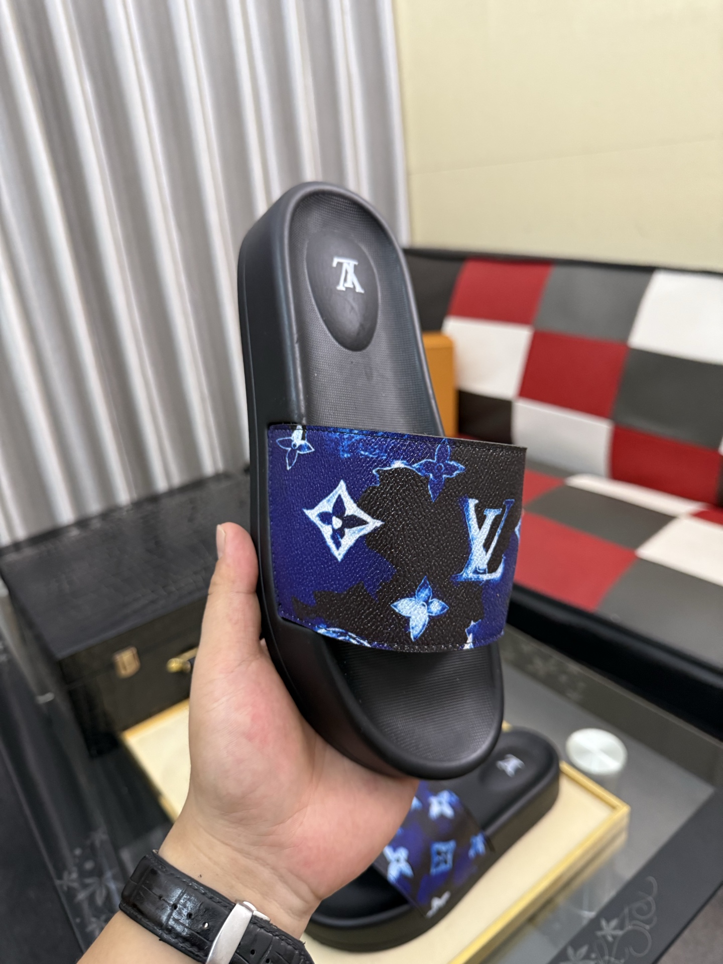 LV 高仿 男款拖鞋 藍色潑墨老花設計 潮流休閒款| 11 LV 高仿 男款拖鞋 藍色潑墨老花設計 潮流休閒款