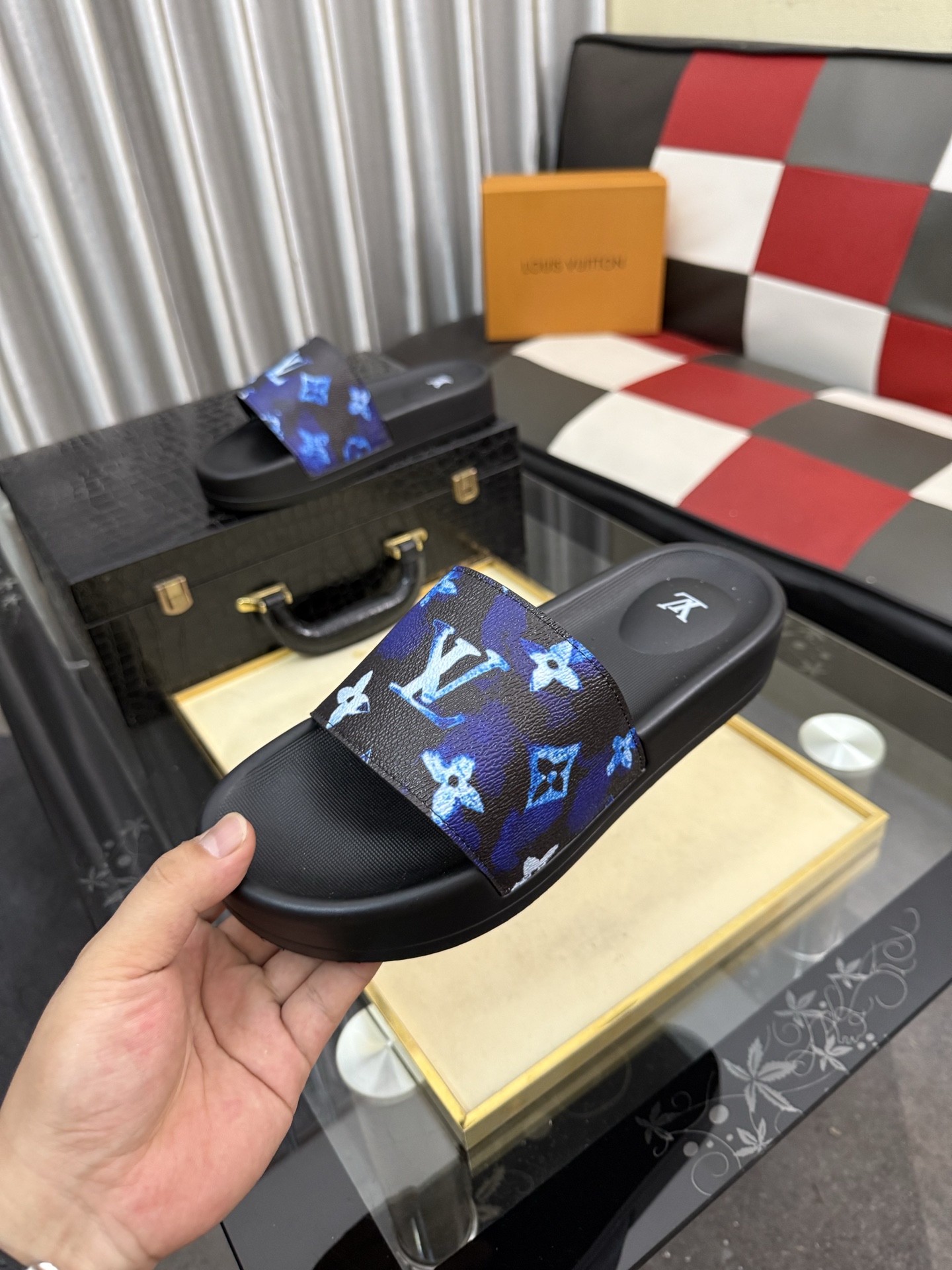 LV 高仿 男款拖鞋 藍色潑墨老花設計 潮流休閒款| 10 LV 高仿 男款拖鞋 藍色潑墨老花設計 潮流休閒款