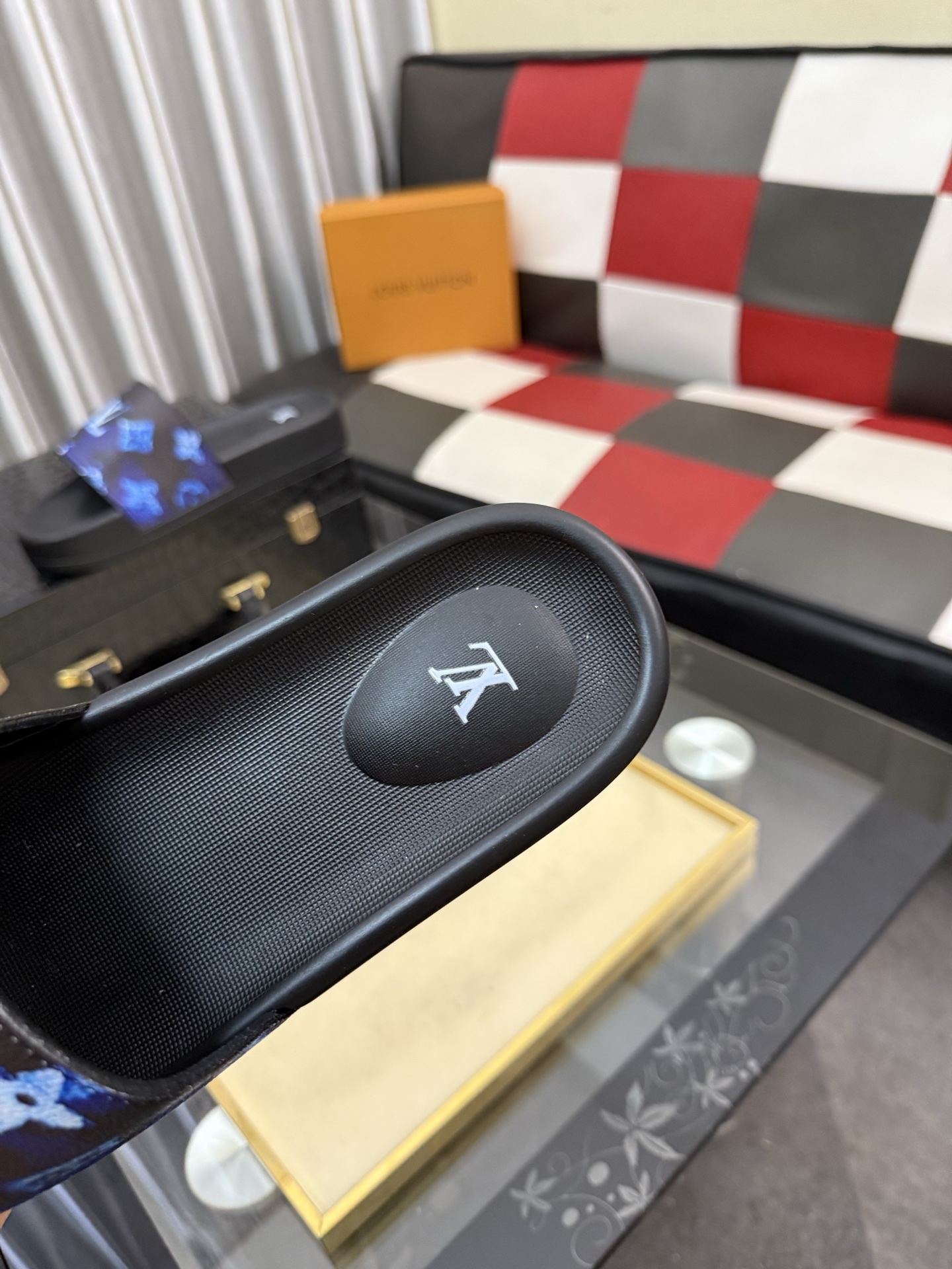 LV 高仿 男款拖鞋 藍色潑墨老花設計 潮流休閒款| 8 LV 高仿 男款拖鞋 藍色潑墨老花設計 潮流休閒款