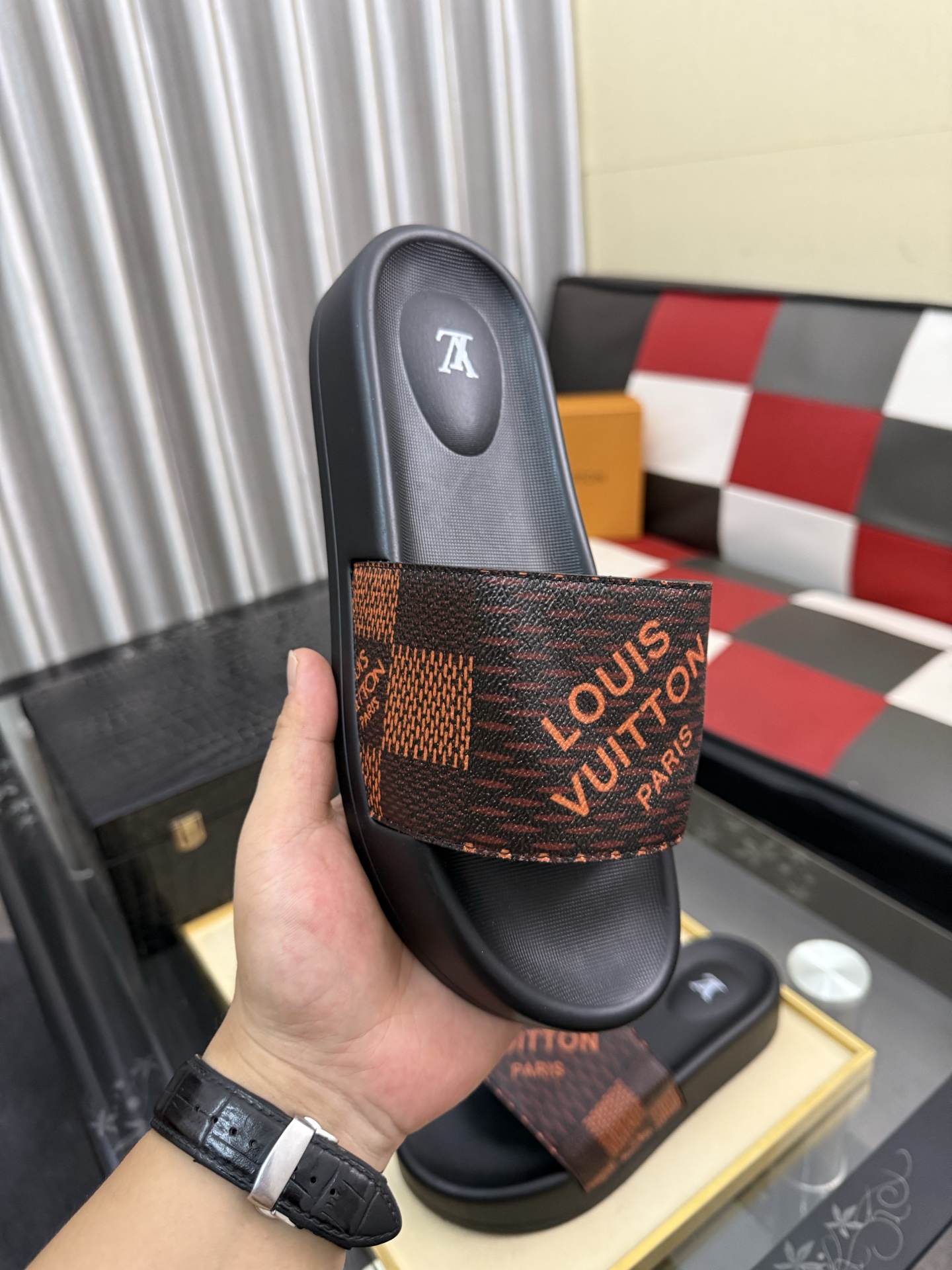 LV 原單 男款拖鞋 紅棕棋盤LOGO設計 時尚百搭款| 12 LV 原單 男款拖鞋 紅棕棋盤LOGO設計 時尚百搭款