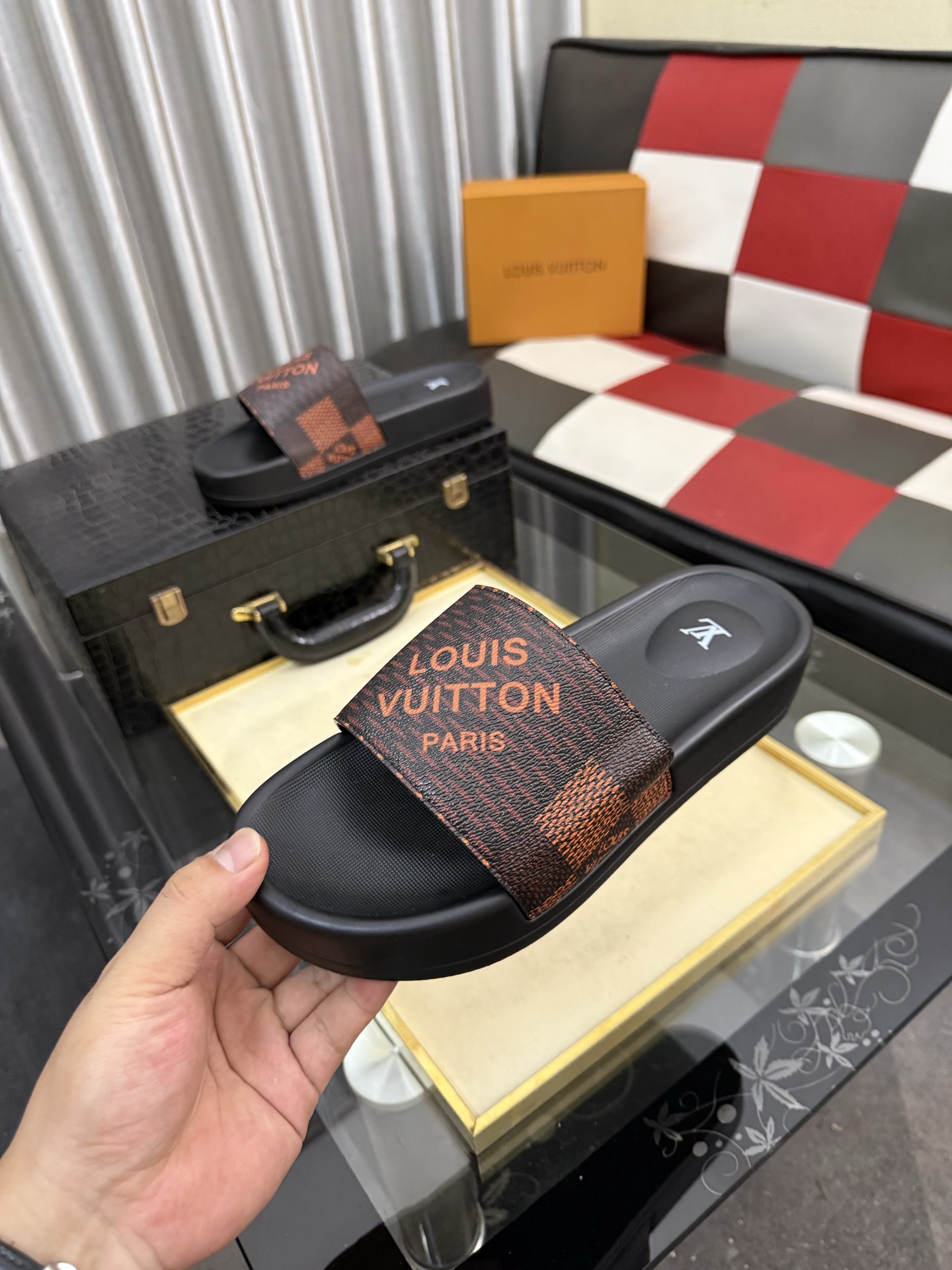 LV 原單 男款拖鞋 紅棕棋盤LOGO設計 時尚百搭款| 11 LV 原單 男款拖鞋 紅棕棋盤LOGO設計 時尚百搭款