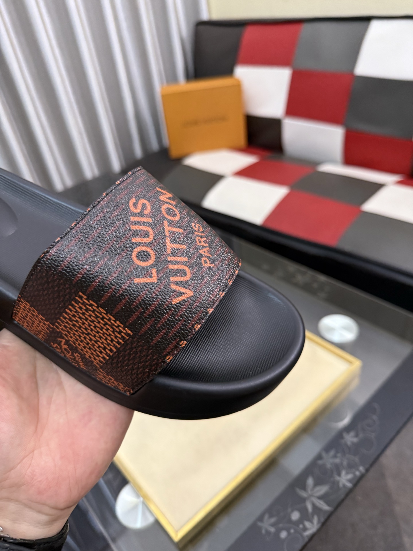 LV 原單 男款拖鞋 紅棕棋盤LOGO設計 時尚百搭款| 10 LV 原單 男款拖鞋 紅棕棋盤LOGO設計 時尚百搭款