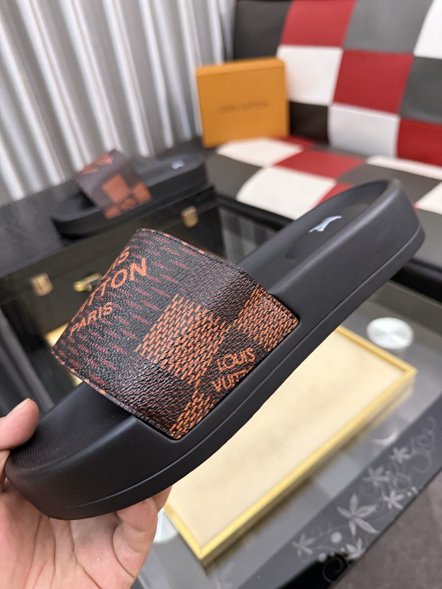 LV 原單 男款拖鞋 紅棕棋盤LOGO設計 時尚百搭款| 9 LV 原單 男款拖鞋 紅棕棋盤LOGO設計 時尚百搭款