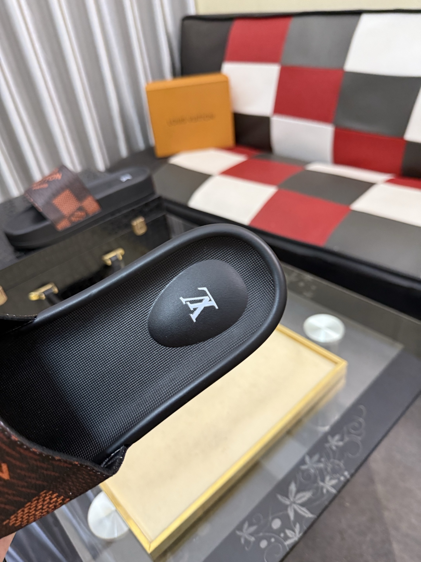 LV 原單 男款拖鞋 紅棕棋盤LOGO設計 時尚百搭款| 8 LV 原單 男款拖鞋 紅棕棋盤LOGO設計 時尚百搭款