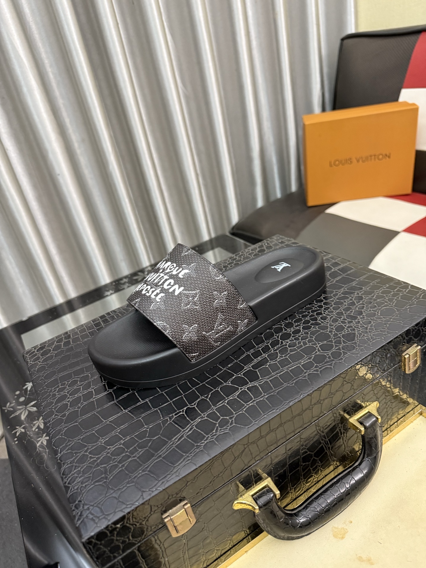LV A貨 男款拖鞋 黑灰塗鴉LOGO設計 潮流個性款| 6 LV A貨 男款拖鞋 黑灰塗鴉LOGO設計 潮流個性款