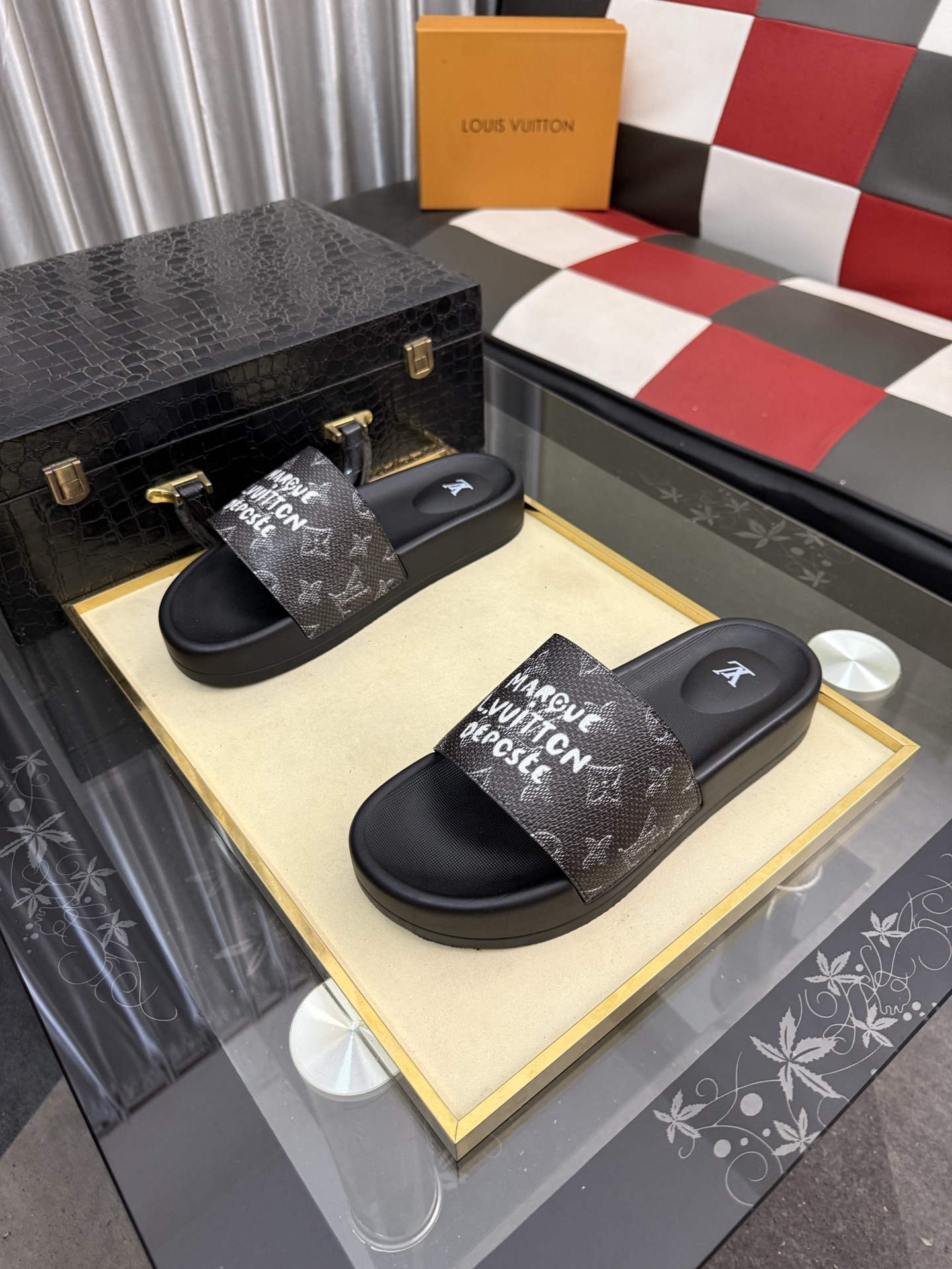 LV A貨 男款拖鞋 黑灰塗鴉LOGO設計 潮流個性款