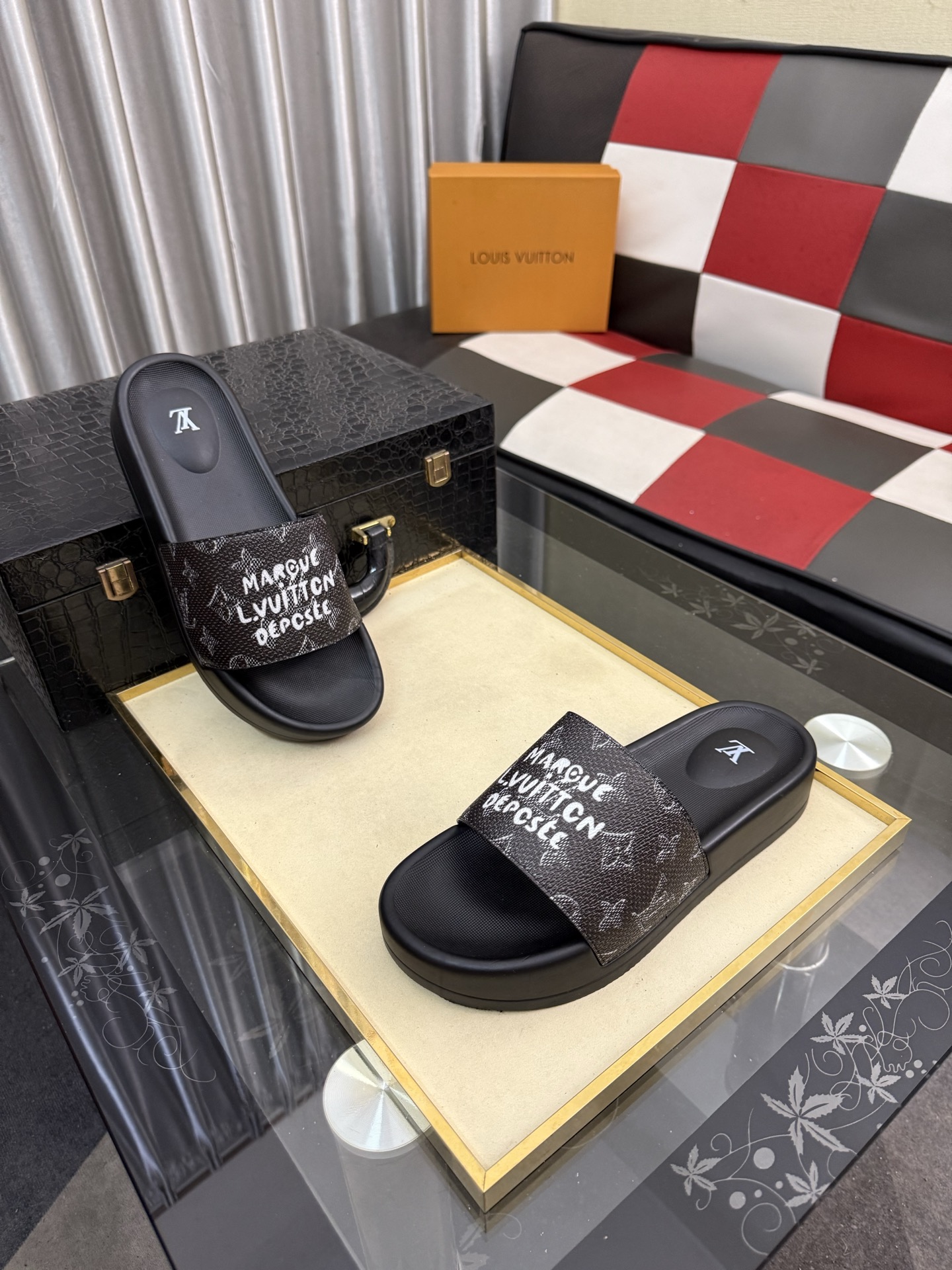 LV A貨 男款拖鞋 黑灰塗鴉LOGO設計 潮流個性款| 13 LV A貨 男款拖鞋 黑灰塗鴉LOGO設計 潮流個性款