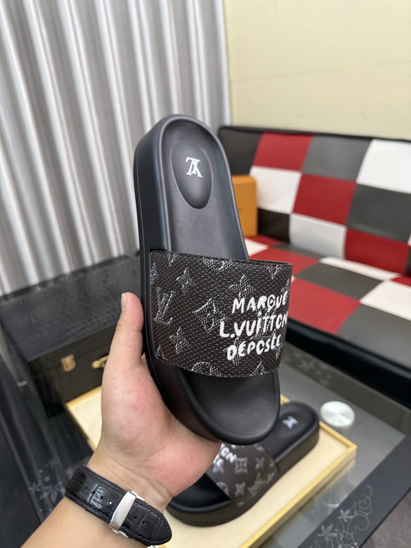LV A貨 男款拖鞋 黑灰塗鴉LOGO設計 潮流個性款| 12 LV A貨 男款拖鞋 黑灰塗鴉LOGO設計 潮流個性款