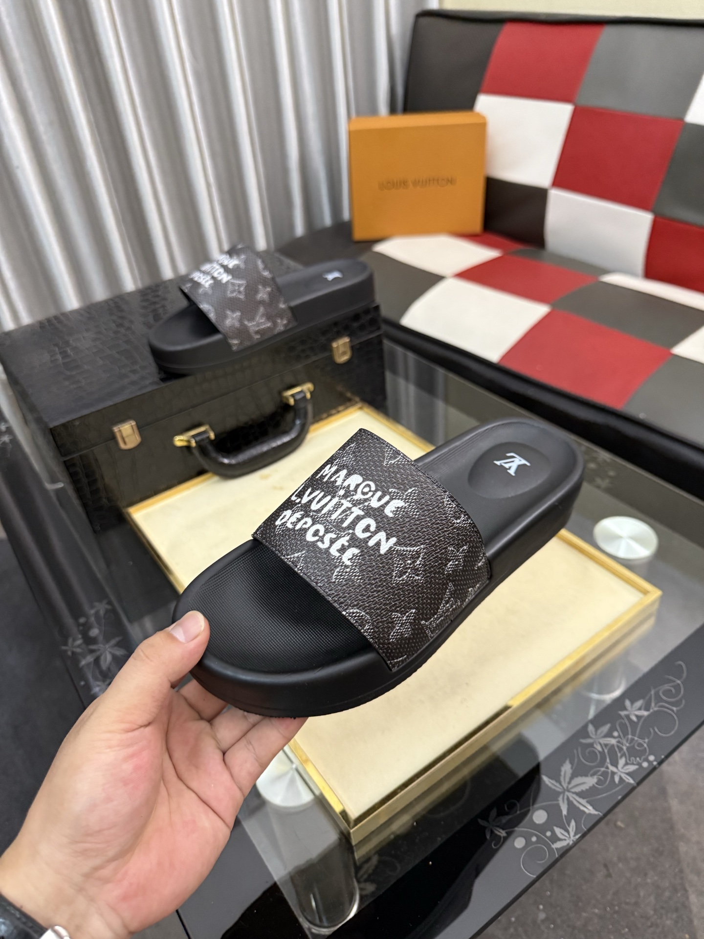LV A貨 男款拖鞋 黑灰塗鴉LOGO設計 潮流個性款| 11 LV A貨 男款拖鞋 黑灰塗鴉LOGO設計 潮流個性款