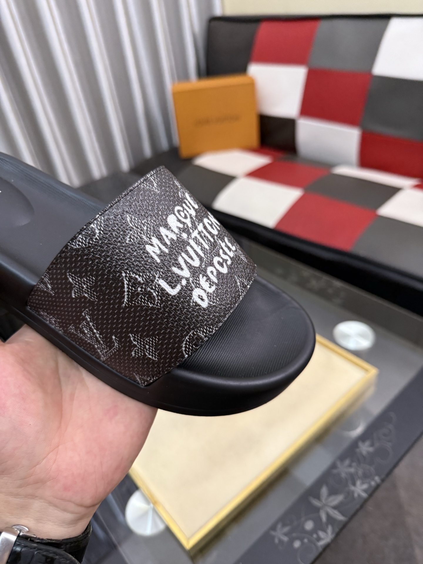 LV A貨 男款拖鞋 黑灰塗鴉LOGO設計 潮流個性款| 10 LV A貨 男款拖鞋 黑灰塗鴉LOGO設計 潮流個性款