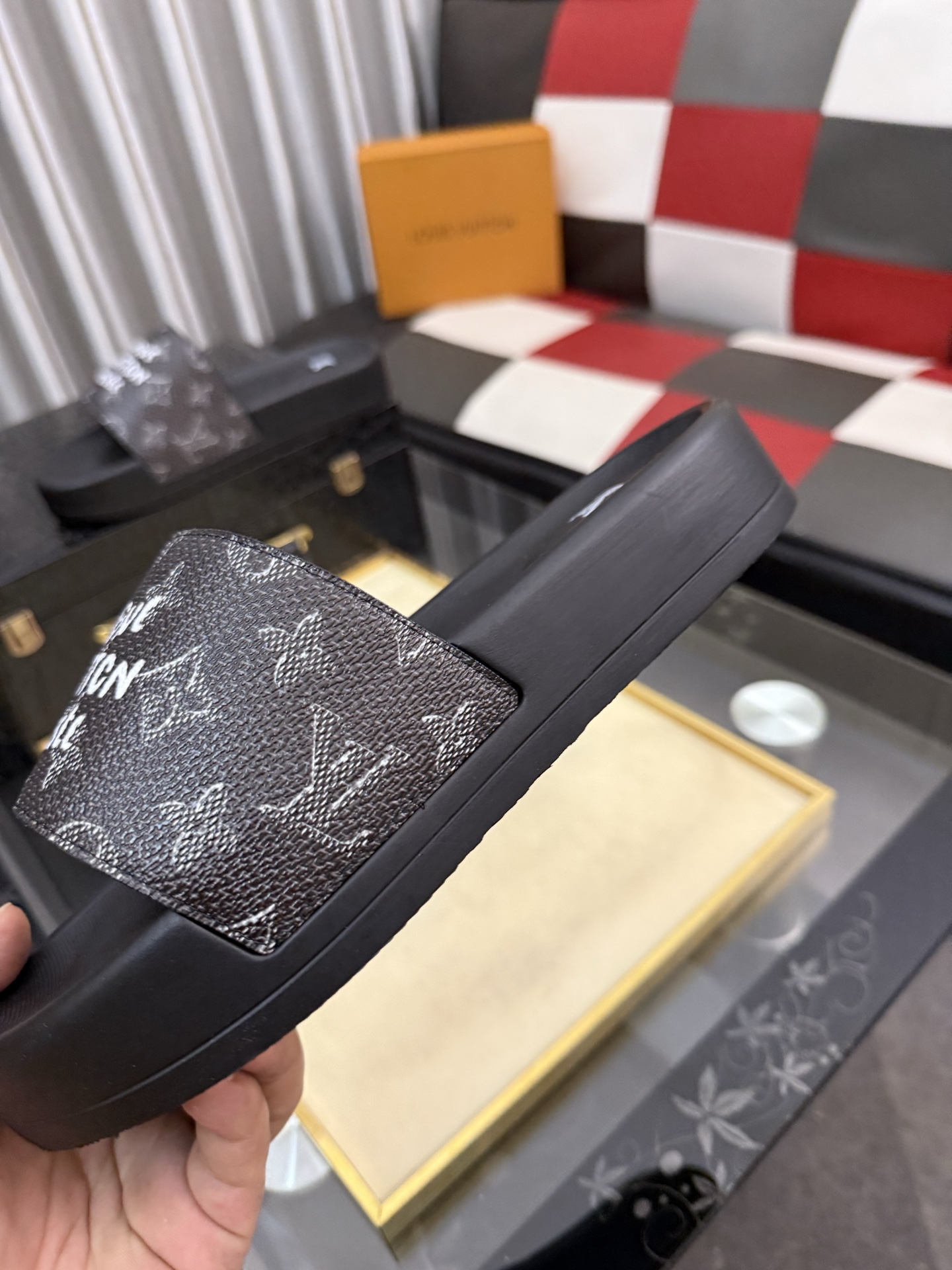 LV A貨 男款拖鞋 黑灰塗鴉LOGO設計 潮流個性款| 9 LV A貨 男款拖鞋 黑灰塗鴉LOGO設計 潮流個性款