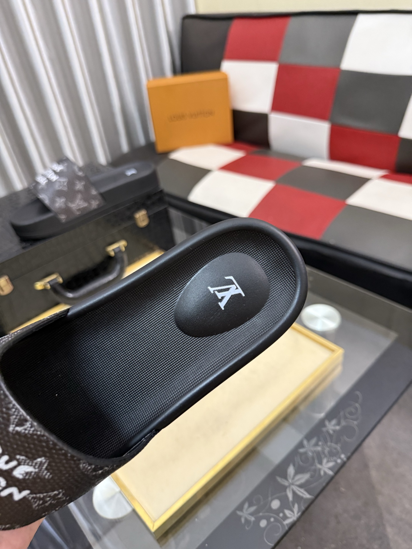 LV A貨 男款拖鞋 黑灰塗鴉LOGO設計 潮流個性款| 8 LV A貨 男款拖鞋 黑灰塗鴉LOGO設計 潮流個性款