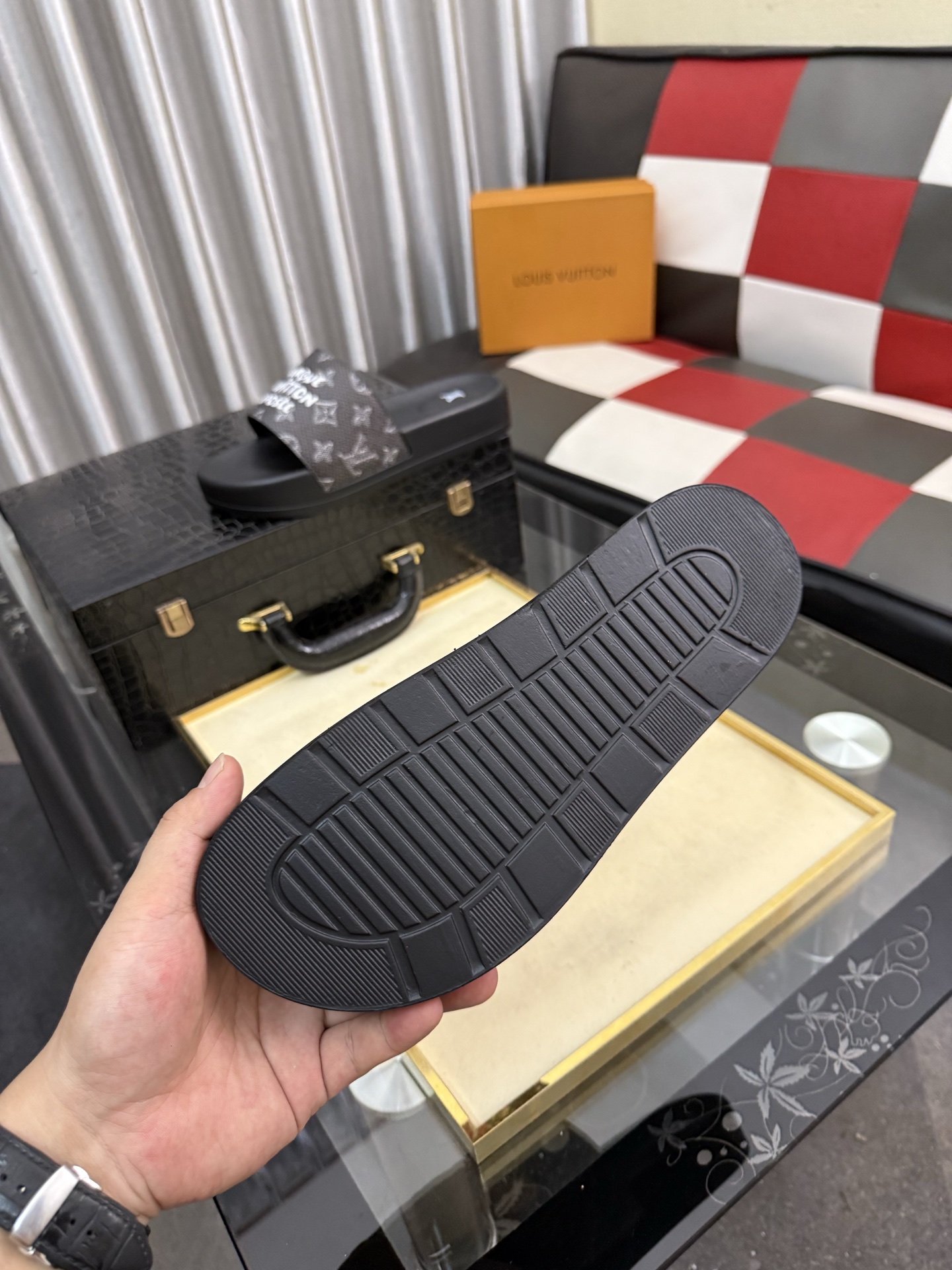 LV A貨 男款拖鞋 黑灰塗鴉LOGO設計 潮流個性款| 7 LV A貨 男款拖鞋 黑灰塗鴉LOGO設計 潮流個性款