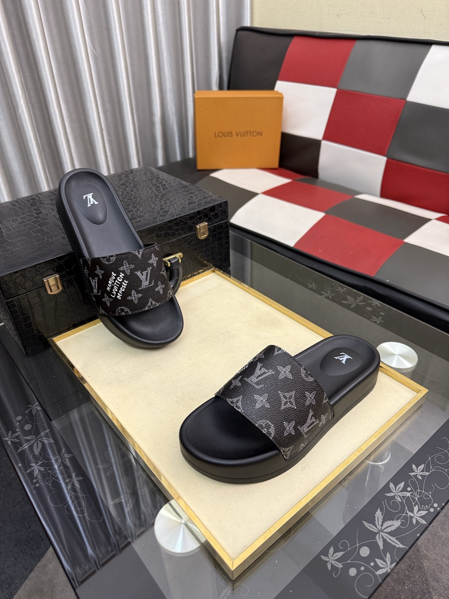 LV 高仿 男款拖鞋 經典黑灰老花設計 百搭款| 13 LV 高仿 男款拖鞋 經典黑灰老花設計 百搭款